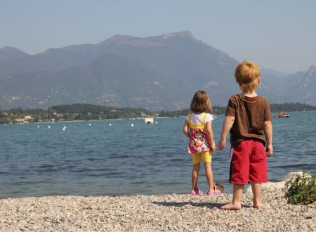 bambini spiaggia lago garda